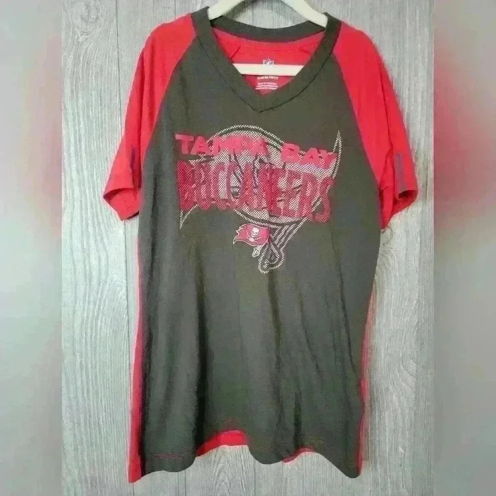 NFL Tampa Bay Bucaneers shirt size medium 10/12‎